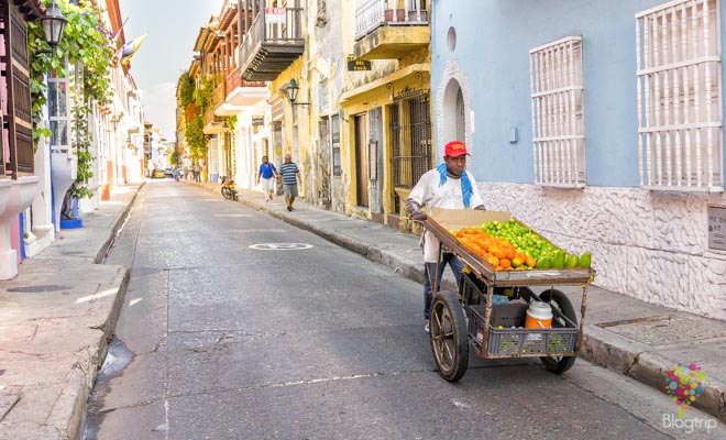 Vendedor de frutas en las calles de Cartagena Colombia